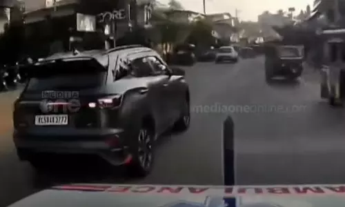 ഹൃദയാഘാതമുണ്ടായ രോഗിയുമായി പോയ ആംബുലൻസിന്റെ വഴിതടഞ്ഞ് കാർ; രോഗി മരിച്ചു