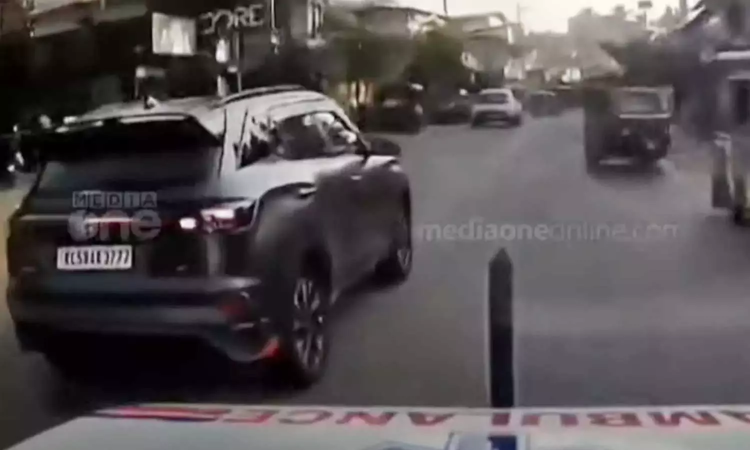 Case registered against car driver in Kannur after patient dies after blocking ambulance Case registered against car driver in Kannur after patient dies after blocking ambulance