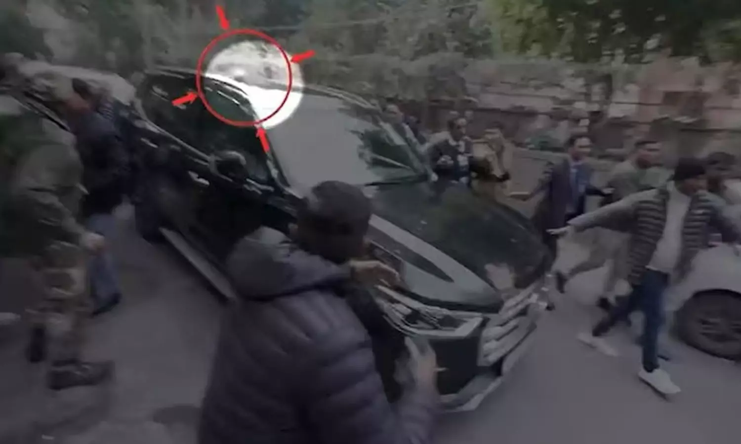 തെരഞ്ഞെടുപ്പ് പ്രചാരണത്തിനിടെ കെജ്രിവാളിൻ്റെ വാഹനവ്യൂഹത്തിന് നേരെ ആക്രമണം; പിന്നിൽ ബിജെപി പ്രവർത്തകരെന്ന് ആം ആദ്മി തെരഞ്ഞെടുപ്പ് പ്രചാരണത്തിനിടെ കെജ്രിവാളിൻ്റെ വാഹനവ്യൂഹത്തിന് നേരെ ആക്രമണം; പിന്നിൽ ബിജെപി പ്രവർത്തകരെന്ന് ആം ആദ്മി