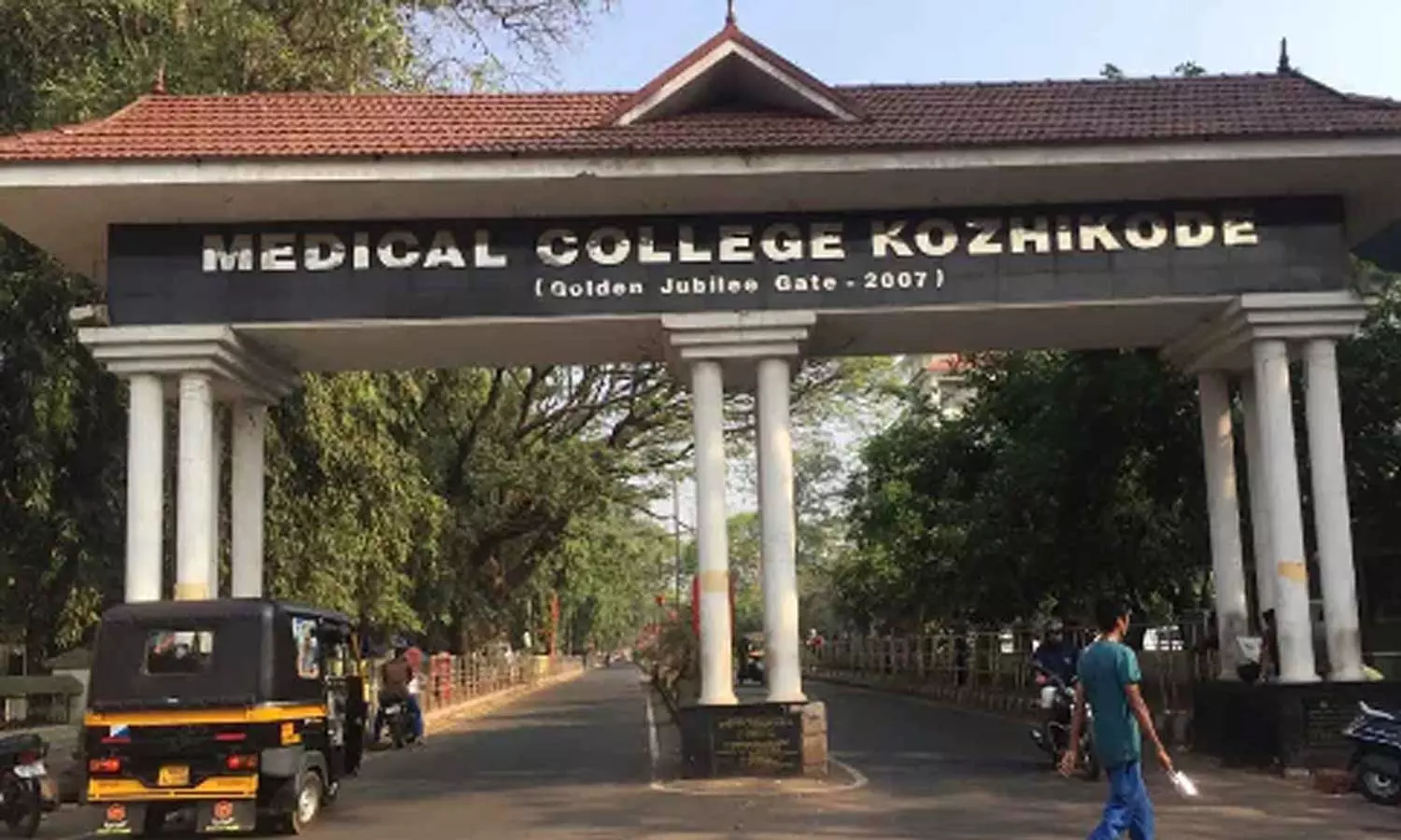 കോഴിക്കോട് മെഡിക്കൽ കോളജിലെ മരുന്ന് ക്ഷാമം: വിതരണക്കാരുമായുള്ള ചർച്ചയിൽ തീരുമാനമായില്ല കോഴിക്കോട് മെഡിക്കൽ കോളജിലെ മരുന്ന് ക്ഷാമം: വിതരണക്കാരുമായുള്ള ചർച്ചയിൽ തീരുമാനമായില്ല