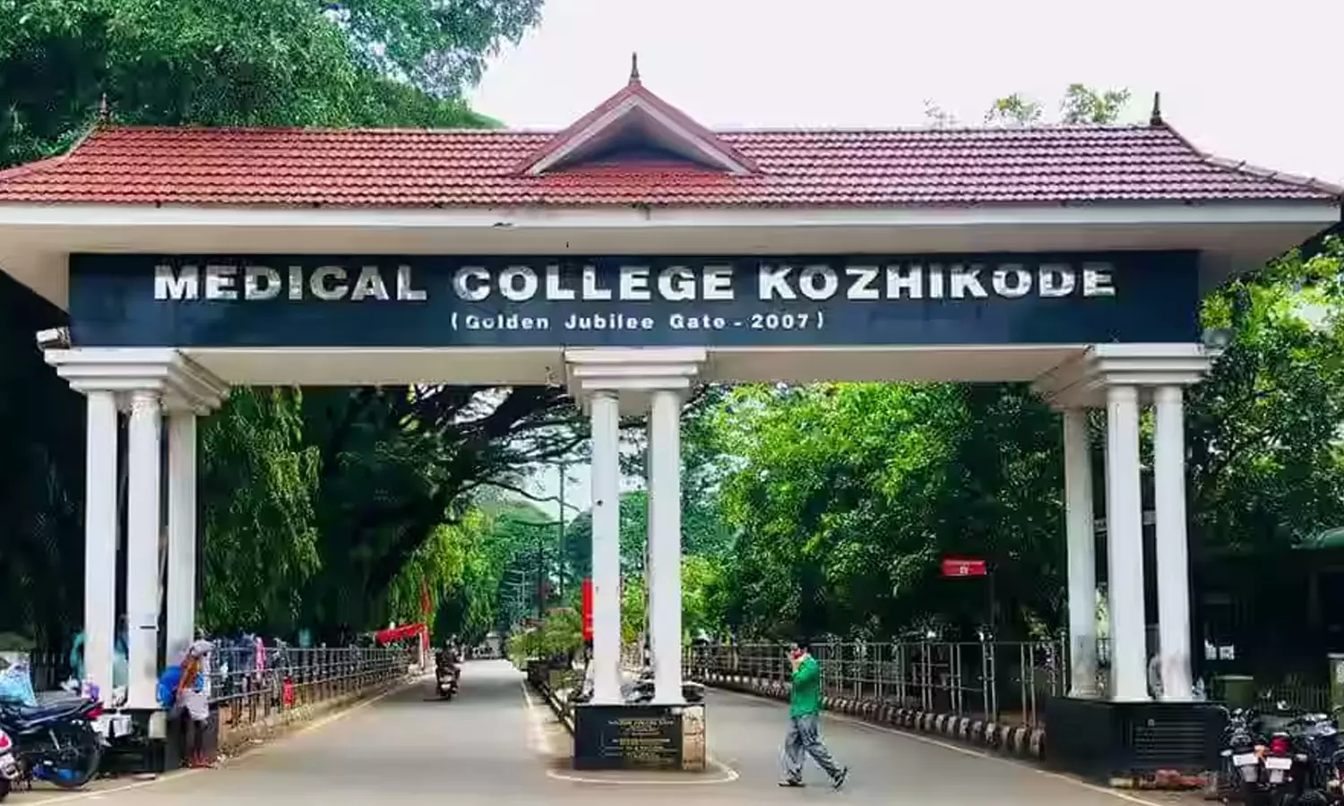 Medicine shortage at Kozhikode Medical College; MK Raghavan MP protests