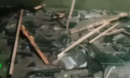 ചേന്ദമംഗലം കൂട്ടകൊലപാതകം; പ്രതിയുടെ വീട് നാട്ടുകാർ അടിച്ചു തകർത്തു