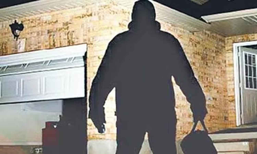 മൂവാറ്റുപുഴയിൽ അടഞ്ഞുകിടന്നിരുന്ന വീടിന്റെ വാതിലും അലമാരയും കുത്തിത്തുറന്ന് മോഷണം മൂവാറ്റുപുഴയിൽ അടഞ്ഞുകിടന്നിരുന്ന വീടിന്റെ വാതിലും അലമാരയും കുത്തിത്തുറന്ന് മോഷണം