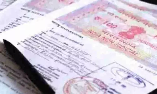 ആലുവയിൽ മുദ്രപ്പത്രം വാങ്ങാൻ കാത്തുനിന്ന രണ്ട് പേർ കുഴഞ്ഞു വീണു