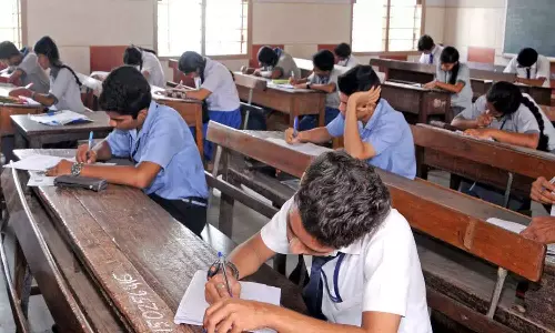 ഹയർ സെക്കൻഡറി പൊതുപരീക്ഷകൾ നടത്താൻ പണമില്ല; പരീക്ഷാ ചെലവിനുള്ള പണം സ്വന്തം അക്കൗണ്ടിൽ നിന്നെടുക്കാൻ സ്കൂളുകൾക്ക് നിർദേശം