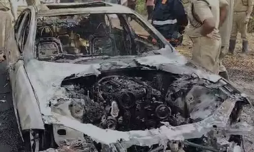 കൊച്ചി കളമശ്ശേരിയിൽ ഓടിക്കൊണ്ടിരുന്ന കാറിന് തീപിടിച്ചു കൊച്ചി കളമശ്ശേരിയിൽ ഓടിക്കൊണ്ടിരുന്ന കാറിന് തീപിടിച്ചു