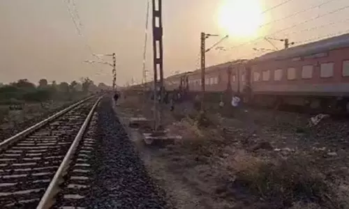 ട്രെയിനില്‍ തീപിടിത്തമെന്ന് തെറ്റിദ്ധരിച്ചു; രക്ഷപ്പെടാനായി ചാടിയിറങ്ങിയ യാത്രക്കാരെ മറ്റൊരു ട്രെയിനിടിച്ചു; എട്ട് മരണം