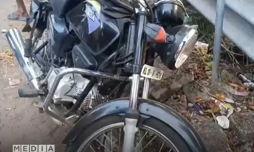 കൊല്ലത്ത് ദമ്പതികൾ സഞ്ചരിച്ച ബൈക്കിൽ സ്വകാര്യ ബസിടിച്ച് ഭർത്താവ് മരിച്ചു