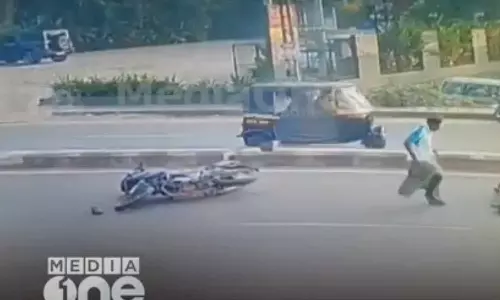ബൈക്കിന്റെ ചങ്ങലയിൽ സാരി കുടുങ്ങി; തലയടിച്ച് വീണ് സ്ത്രീക്ക് ഗുരുതര പരിക്ക്