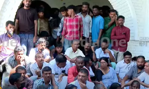 കടുവയെ വെടിവെച്ച് കൊല്ലണം; വയനാട് പഞ്ചാരക്കൊല്ലിയിൽ പ്രതിഷേധവുമായി നാട്ടുകാർ