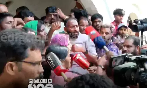 കലക്ടർ എത്തിയില്ല, ദൗത്യം വെെകുന്നു; പഞ്ചാരക്കൊല്ലിയിൽ പ്രതിഷേധം ശക്തം കലക്ടർ എത്തിയില്ല, ദൗത്യം വെെകുന്നു; പഞ്ചാരക്കൊല്ലിയിൽ പ്രതിഷേധം ശക്തം