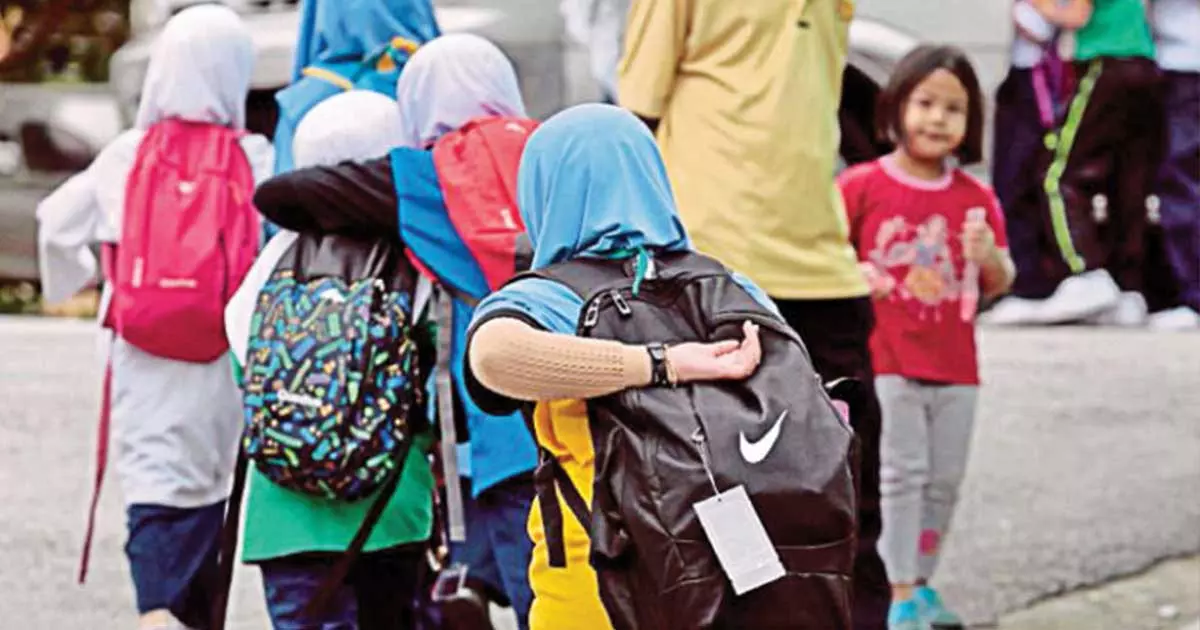 കുവൈത്തില് വിദ്യാർത്ഥികളുടെ സ്കൂൾ ബാഗുകളുടെ ഭാരം കുറയ്ക്കുവാന് ഒരുങ്ങി വിദ്യാഭ്യാസ മന്ത്രാലയം കുവൈത്തില് വിദ്യാർത്ഥികളുടെ സ്കൂൾ ബാഗുകളുടെ ഭാരം കുറയ്ക്കുവാന് ഒരുങ്ങി വിദ്യാഭ്യാസ മന്ത്രാലയം