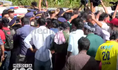 വയനാട്ടിലെ കടുവ ആക്രമണം: രാധയുടെ വീട്ടിലെത്തിയ എ.കെ ശശീന്ദ്രനെതിരെ നാട്ടുകാരുടെ പ്രതിഷേധം