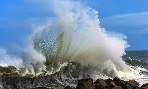കോഴിക്കോട് തിക്കോടിയിൽ നാല് വിനോദസഞ്ചാരികൾ കടലിൽ വീണ് മരിച്ചു