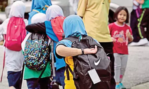 കുവൈത്തില് വിദ്യാർത്ഥികളുടെ സ്കൂൾ ബാഗുകളുടെ ഭാരം കുറയ്ക്കുവാന് ഒരുങ്ങി വിദ്യാഭ്യാസ മന്ത്രാലയം കുവൈത്തില് വിദ്യാർത്ഥികളുടെ സ്കൂൾ ബാഗുകളുടെ ഭാരം കുറയ്ക്കുവാന് ഒരുങ്ങി വിദ്യാഭ്യാസ മന്ത്രാലയം