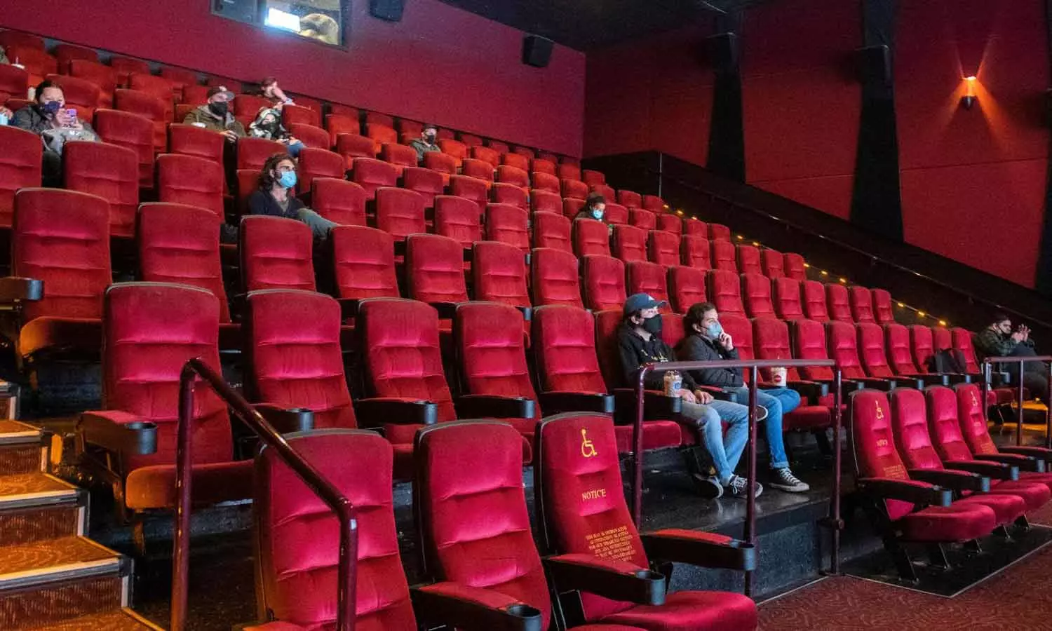 രാത്രി 11 മണിക്ക് ശേഷം തിയേറ്ററിൽ കുട്ടികൾ വേണ്ടെന്ന് തെലങ്കാന ഹൈകോടതി