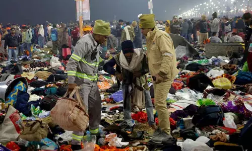 Maha Kumbh, Stampede , UP, കുംഭമേളയിൽ തിക്കിലും തിരക്കിലും പെട്ട് നിരവധി പേർക്ക് പരിക്ക്; സ്ത്രീകളും കുട്ടികളും അടക്കം ആശുപത്രിയിൽ