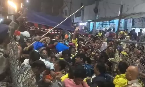 കുംഭമേളയ്ക്കിടെ തിക്കും തിരക്കും; മരിച്ചവരുടെ എണ്ണം 30 ആയി, പരിക്കേറ്റവര്‍ 60