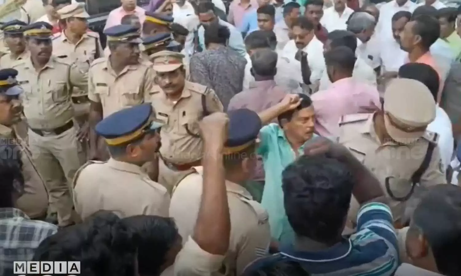 കൂത്താട്ടുകുളം നഗരസഭയിലെ സംഘർഷം: സിപിഎം നേതാക്കളുടെ മുൻകൂർ ജാമ്യാപേക്ഷ കോടതി ഇന്ന് പരിഗണിക്കും