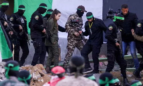 ഗസ്സ വെടിനിർത്തൽ: മൂന്നാംഘട്ട ബന്ദി കൈമാറ്റം ആരംഭിച്ചു, കൈമാറ്റങ്ങളിലൊന്ന് യഹിയ സിൻവാറിന്റെ തകര്‍ക്കപ്പെട്ട വീടിന് മുന്നിൽ