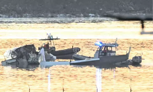 അമേരിക്കയിൽ വിമാനവും ഹെലികോപ്ടറും കൂട്ടിയിടിച്ചുണ്ടായ അപകടം : എല്ലാവരും കൊല്ലപ്പെട്ടതായി റിപ്പോർട്ട്, 27 പേരുടെ മൃതദേഹങ്ങൾ കണ്ടെടുത്തു