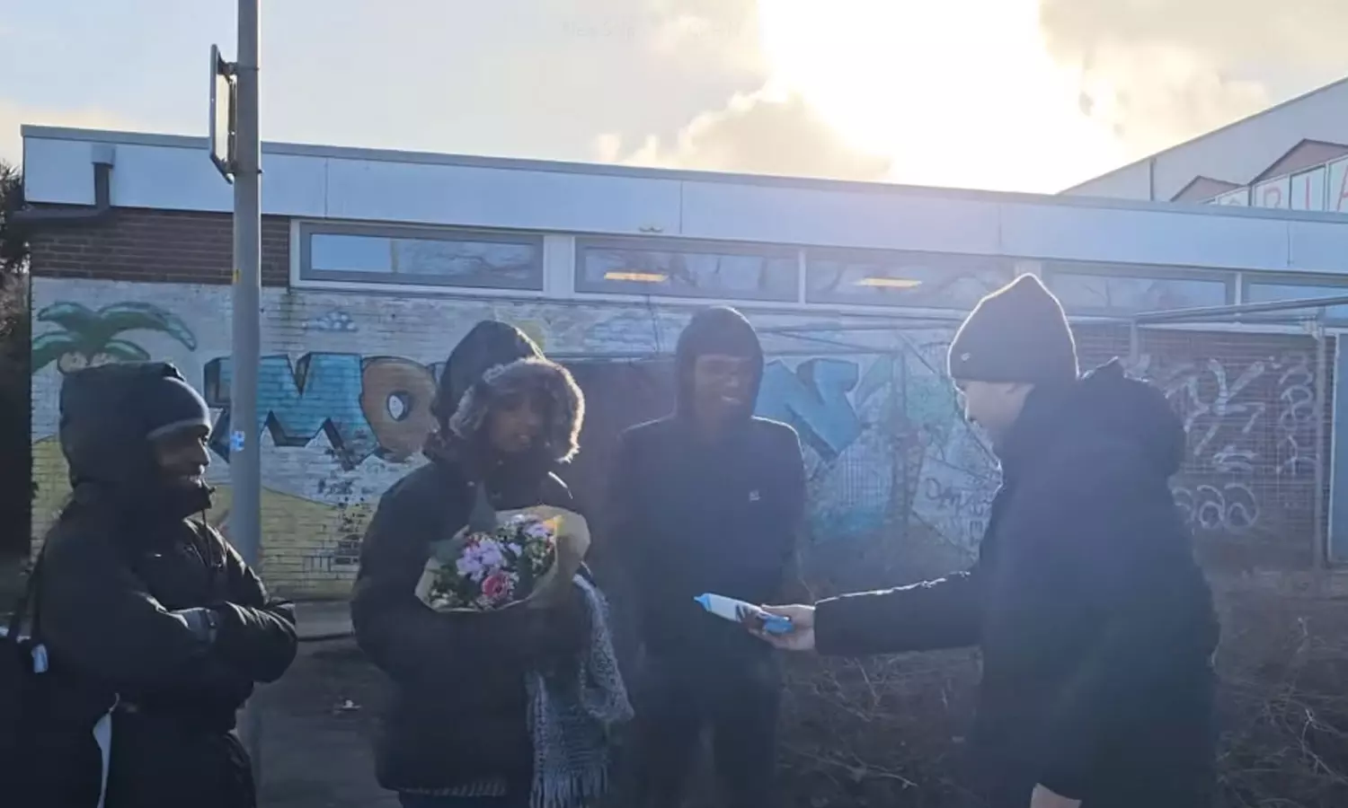 ഹസ്തദാന വിവാദം: വൈശാലിയോട് നേരിട്ട് മാപ്പ് പറഞ്ഞ് യാകുബ്ബോവ്, പൂക്കളും ചോക്ലേറ്റും സമ്മാനിച്ചു