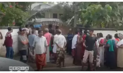 വർക്കലയിൽ മാതാപിതാക്കളെ വീടിന് പുറത്താക്കി ​ഗേറ്റ് പൂട്ടി മകൾ