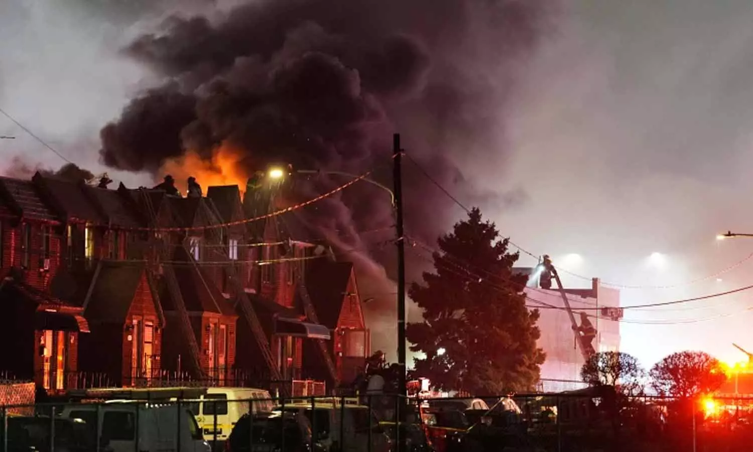 അമേരിക്കയിൽ വീണ്ടും വിമാനാപകടം: ചെറുവിമാനം ജനവാസ മേഖലയിൽ തകർന്നുവീണു