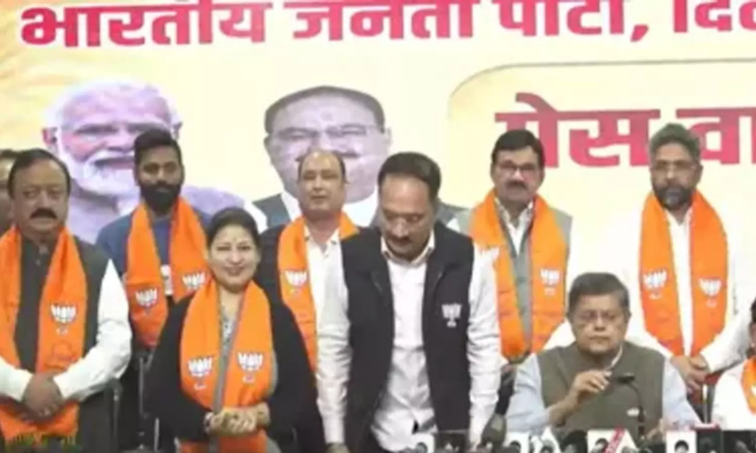 ആം ആദ്മി പാർട്ടി വിട്ട എട്ട് എംഎൽഎമാരും ബിജെപിയിൽ ചേർന്നു ആം ആദ്മി പാർട്ടി വിട്ട എട്ട് എംഎൽഎമാരും ബിജെപിയിൽ ചേർന്നു