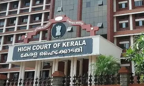 കൊച്ചി വൈറ്റിലയിലെ സൈനിക ഫ്ലാറ്റ് ടവറുകൾ പൊളിച്ച് പുതിയത് നിർമിക്കണമെന്ന് ഹൈക്കോടതി