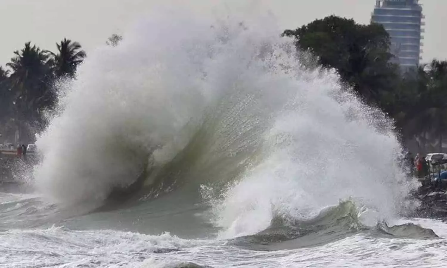 കള്ളക്കടൽ പ്രതിഭാസത്തെത്തുടർന്ന് നാല് ജില്ലകളിൽ ജാഗ്രത നിർദേശം