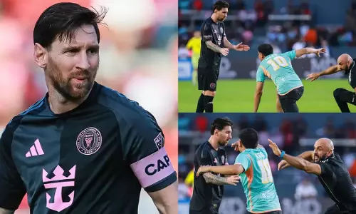 Finally the bodyguard also fell; Over Yasin Chuko  Fan reaches out to Messi - video