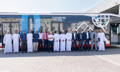 മസ്‌കത്തിൽ മവസലാത്ത് ഇലക്ട്രോണിക് ബസിന്റെ പരീക്ഷണയോട്ടം ആരംഭിച്ചു