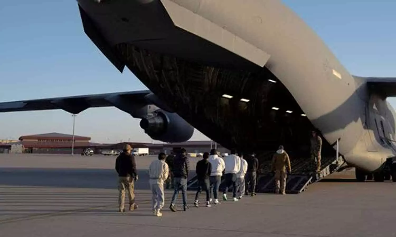 100 അനധികൃത ഇന്ത്യൻ കുടിയേറ്റക്കാരുമായി യുഎസ് വിമാനം പഞ്ചാബിലെത്തി