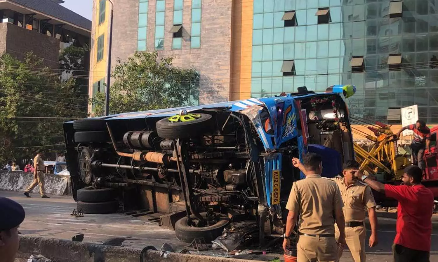 അരയിടത്ത് പാലം ബസ് അപകടം; അപകടകാരണം അമിത വേഗത അരയിടത്ത് പാലം ബസ് അപകടം; അപകടകാരണം അമിത വേഗത