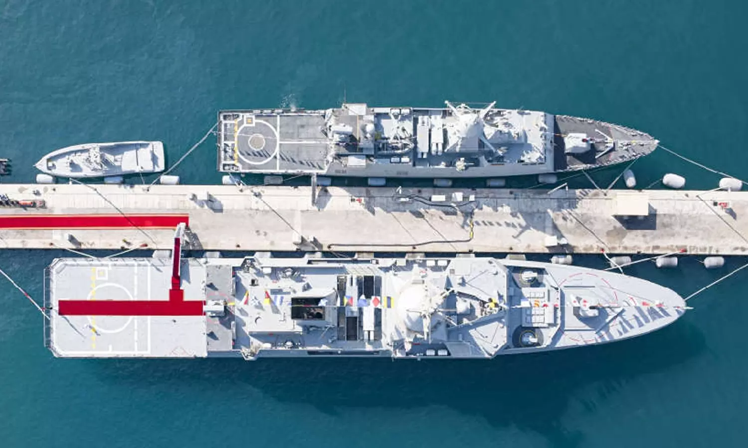 പുതിയ പടക്കപ്പൽ നീറ്റിലിറക്കി യുഎഇ; ശൈഖ് ഹംദാൻ കമ്മിഷൻ ചെയ്തു