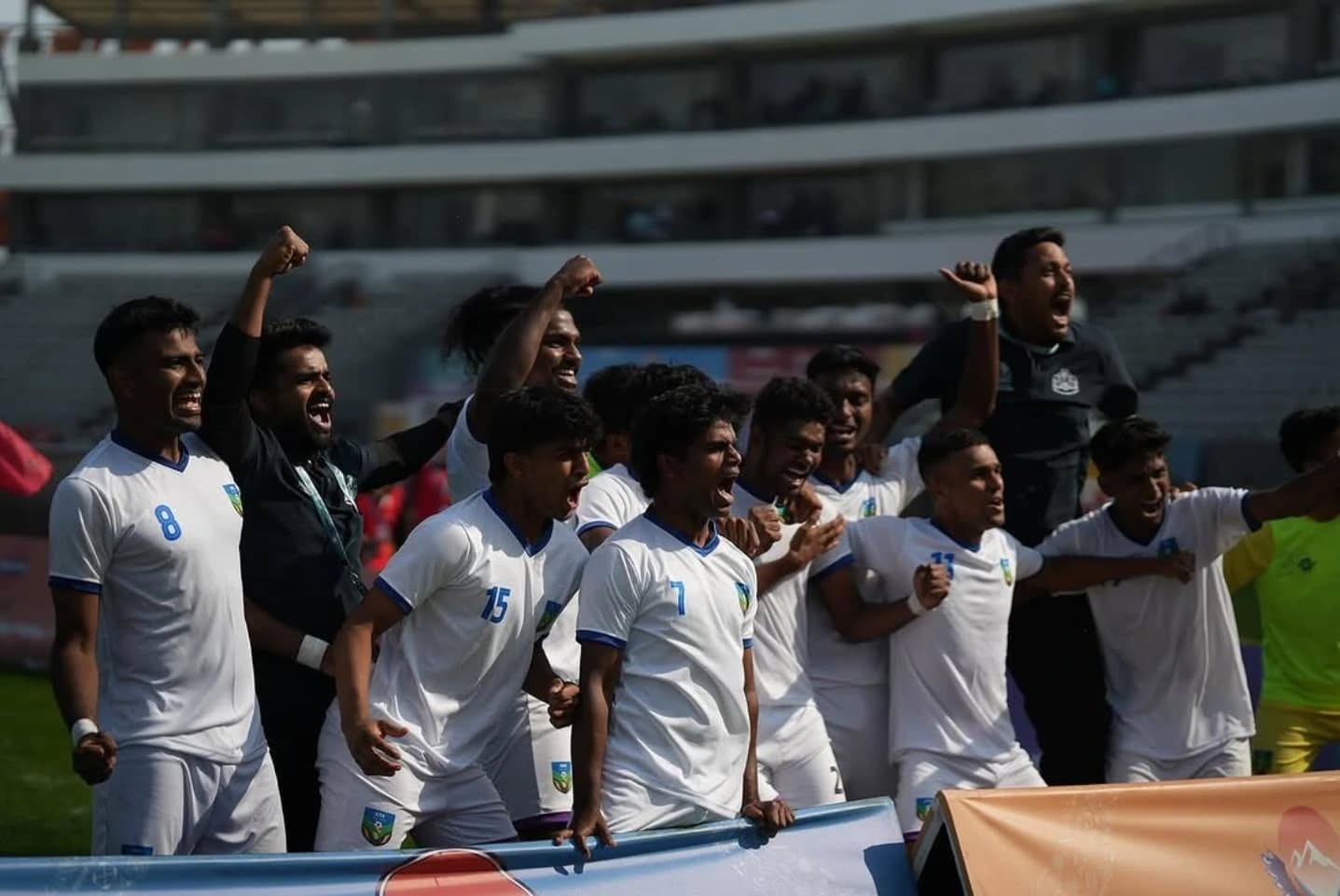 പത്താളായി ചുരുങ്ങിയിട്ടും ചോരാത്ത വീര്യം; ദേശീയ ഗെയിംസ് ഫുട്‌ബോളിൽ സ്വർണമണിഞ്ഞ് കേരളം