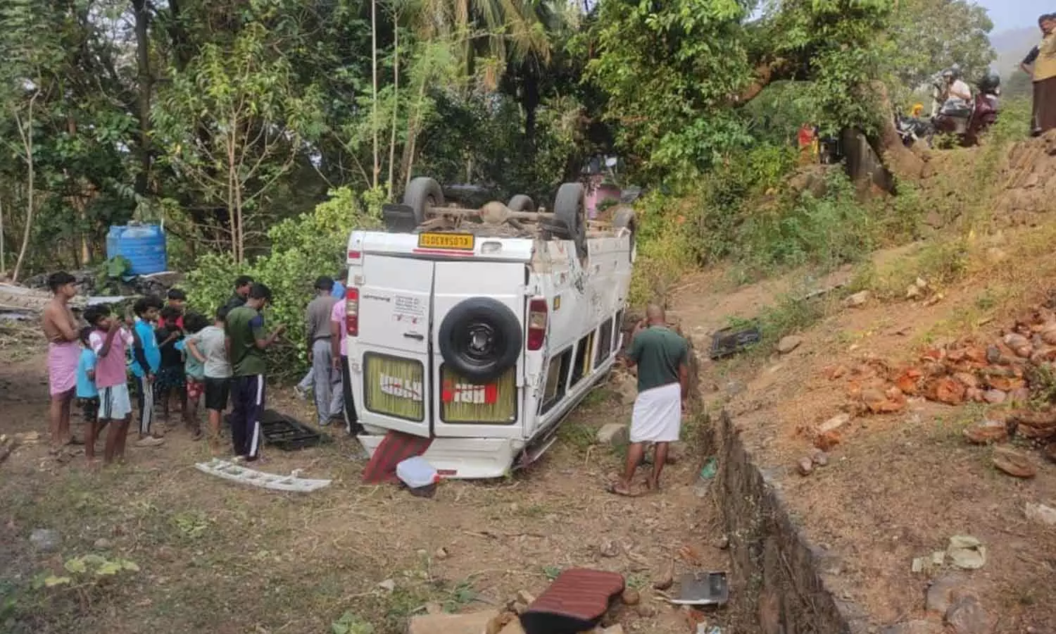 ആനമുളിയിൽ ട്രാവലർ മറിഞ്ഞ് അപകടം; പത്തോളം പേർക്ക് പരിക്ക് ആനമുളിയിൽ ട്രാവലർ മറിഞ്ഞ് അപകടം; പത്തോളം പേർക്ക് പരിക്ക്