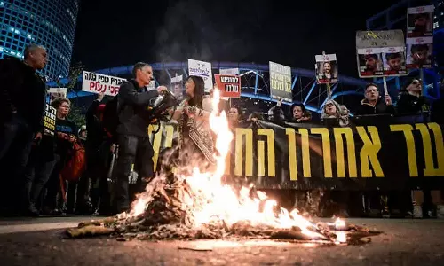 ഗസ്സ കരാറിനെ അപകടത്തിലാക്കരുത്; ഇസ്രായേലിൽ തെരുവിലിറങ്ങി ജനം, ഹൈവേ ഉപരോധിച്ച് പ്രതിഷേധക്കാർ