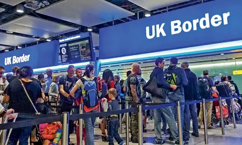 ട്രംപ് സ്റ്റൈലിൽ യുകെയും; അനധികൃത കുടിയേറ്റം കണ്ടെത്താൻ കർശന പരിശോധന,  ഇന്ത്യൻ റെസ്റ്ററന്റുകളും പട്ടികയിൽ