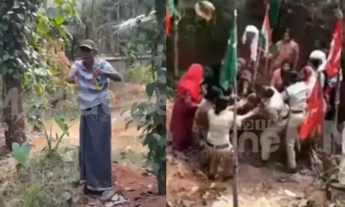 പേരാമ്പ്രയിൽ മൊബൈൽ ടവറിനെതിരെ പ്രതിഷേധിച്ച് നാട്ടുകാർ; പെട്രോൾ ഒഴിച്ച് തീ കൊളുത്തുവാൻ ശ്രമം: രണ്ട് പേർക്ക് പരിക്ക്