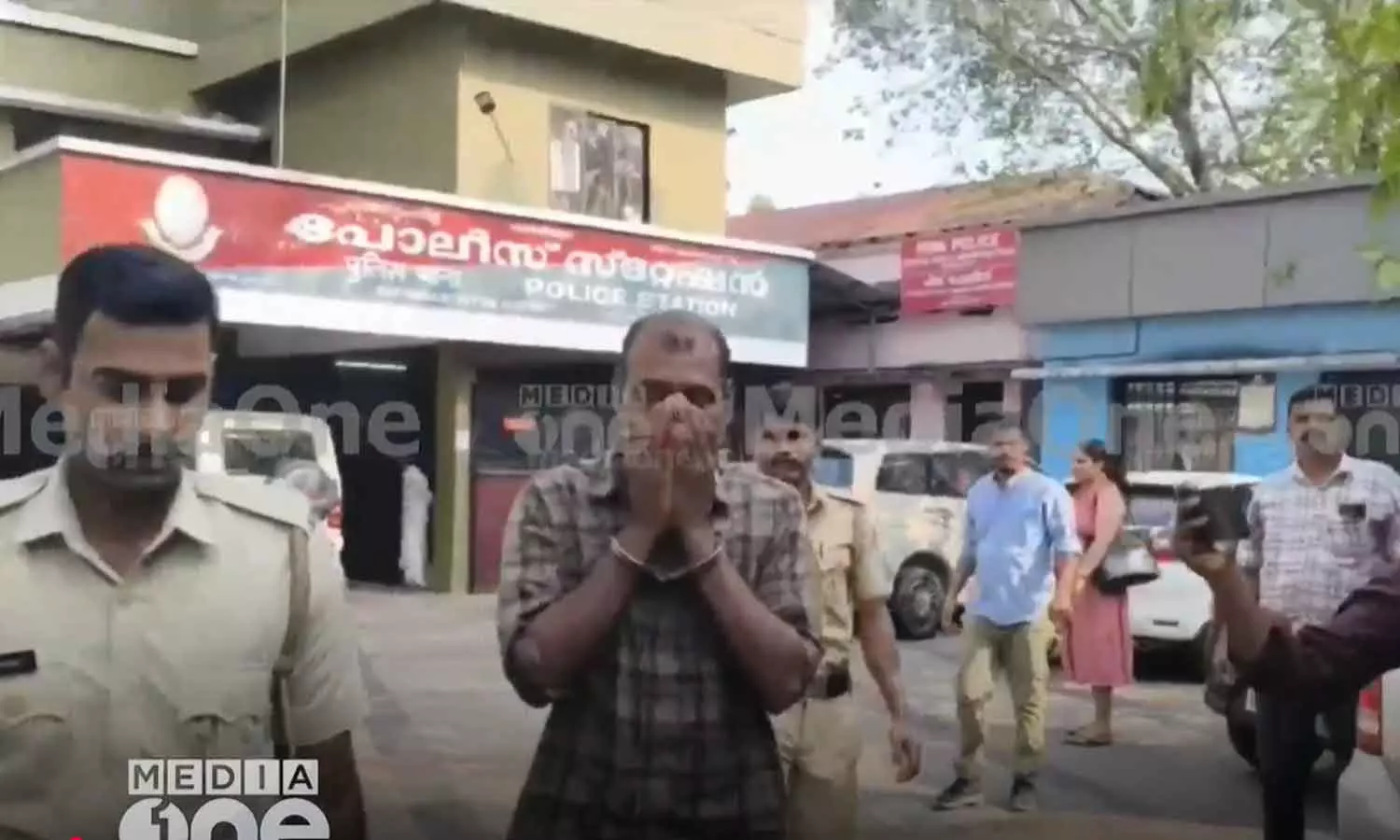 പതിമൂന്ന് കാരി ബലാത്സംഗത്തിന് ഇരയായി; അമ്മയും ആൺ സുഹൃത്തും അറസ്റ്റിൽ പതിമൂന്ന് കാരി ബലാത്സംഗത്തിന് ഇരയായി; അമ്മയും ആൺ സുഹൃത്തും അറസ്റ്റിൽ