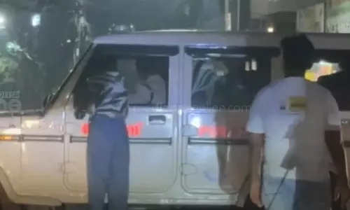 കൊച്ചിയിൽ നടുറോഡിൽ കത്തിയുമായി യുവാവിന്റെ പരാക്രമം; പ്രതികൾ പൊലീസ് പിടിയിൽ