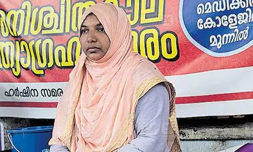 നീതിക്കായി വീണ്ടും തെരുവിലേക്ക്; സത്യാഗ്രഹ സമരം പുനരാരംഭിച്ച് ഹർഷിന