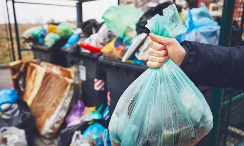 വലിച്ചെറിഞ്ഞ മാലിന്യം ‘കൊറിയറായി’ വീട്ടിലെത്തിച്ച് ആരോഗ്യവകുപ്പ് വലിച്ചെറിഞ്ഞ മാലിന്യം ‘കൊറിയറായി’ വീട്ടിലെത്തിച്ച് ആരോഗ്യവകുപ്പ്