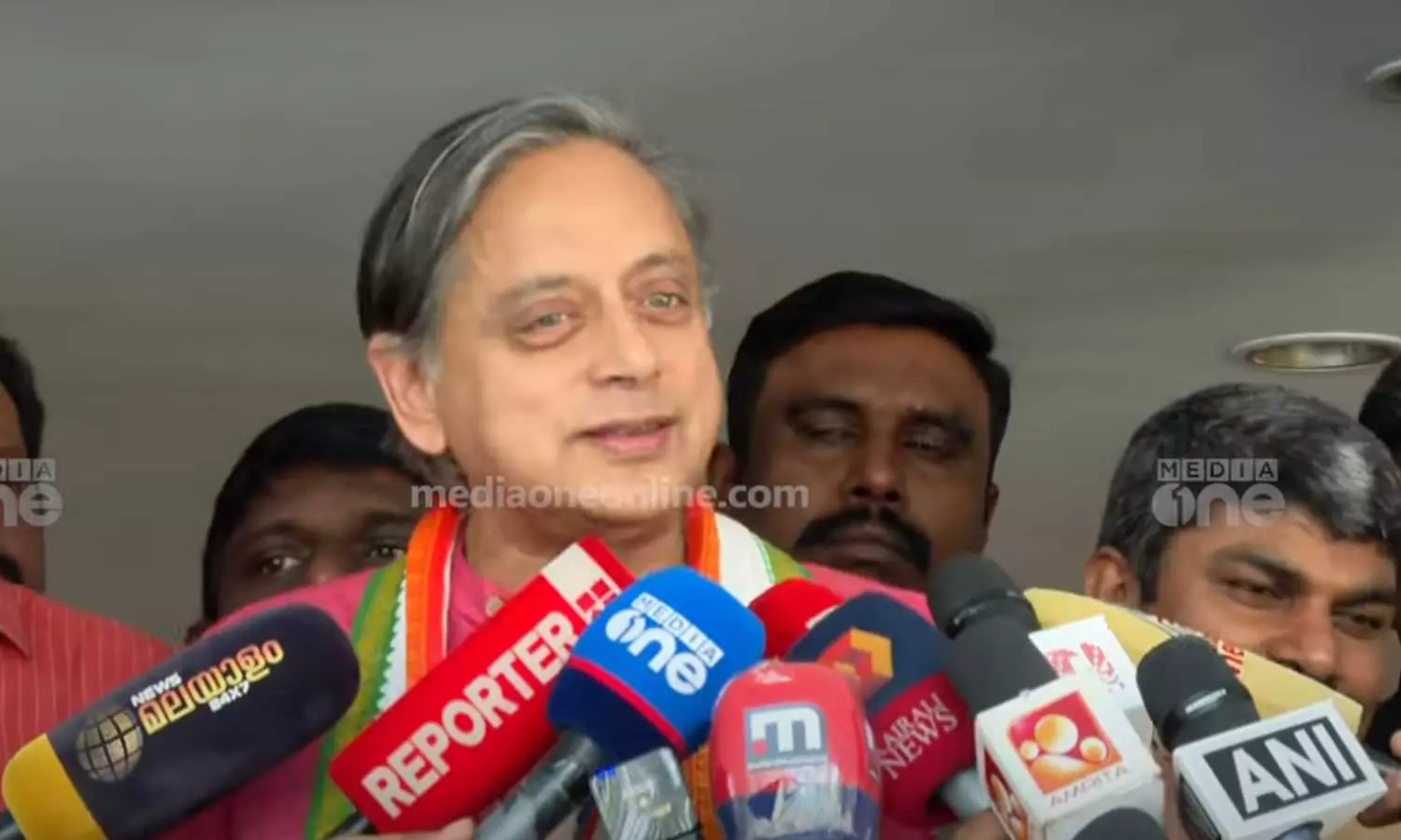 സർക്കാർ എന്ത് ചെയ്താലും തെറ്റെന്ന് പറയുന്നത് ശരിയല്ല, പ്രതിപക്ഷ നേതാവ് ലേഖനം വായിക്കട്ടെ: കേരളത്തിലെ വ്യവസായ മേഖലയെ പുകഴ്ത്തിയുള്ള നിലപാടിലുറച്ച് ശശി തരൂർ സർക്കാർ എന്ത് ചെയ്താലും തെറ്റെന്ന് പറയുന്നത് ശരിയല്ല, പ്രതിപക്ഷ നേതാവ് ലേഖനം വായിക്കട്ടെ: കേരളത്തിലെ വ്യവസായ മേഖലയെ പുകഴ്ത്തിയുള്ള നിലപാടിലുറച്ച് ശശി തരൂർ