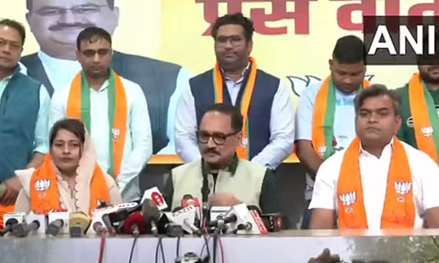 ഡൽഹിയിൽ വീണ്ടും ആം ആദ്​മി പാർട്ടിക്ക്​ തിരിച്ചടി; മൂന്ന്​ കൗൺസിലർമാർ ബിജെപിയിൽ