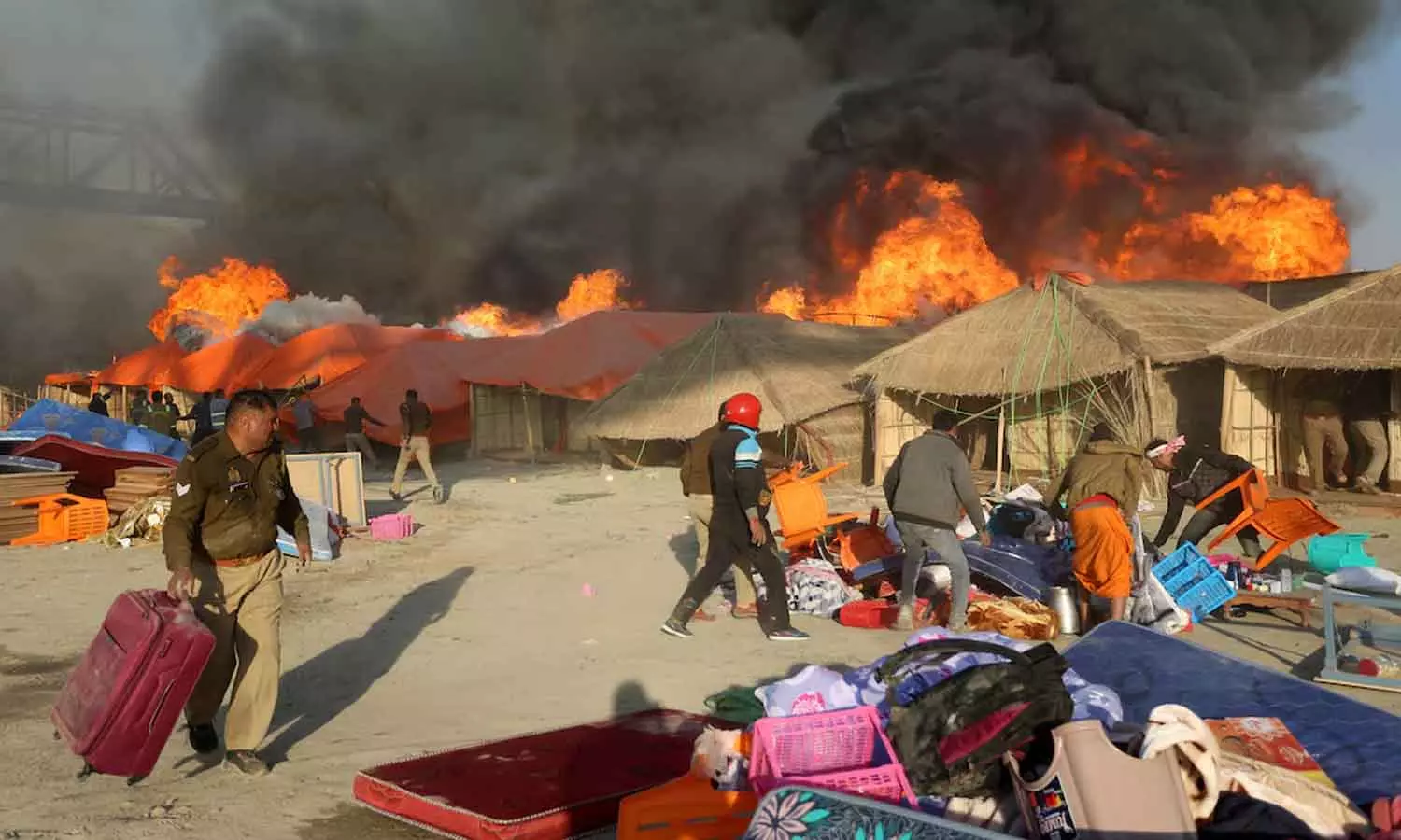 കുംഭമേളയിൽ വീണ്ടും തീപിടുത്തം; ടെന്റുകൾ കത്തി നശിച്ചു കുംഭമേളയിൽ വീണ്ടും തീപിടുത്തം; ടെന്റുകൾ കത്തി നശിച്ചു