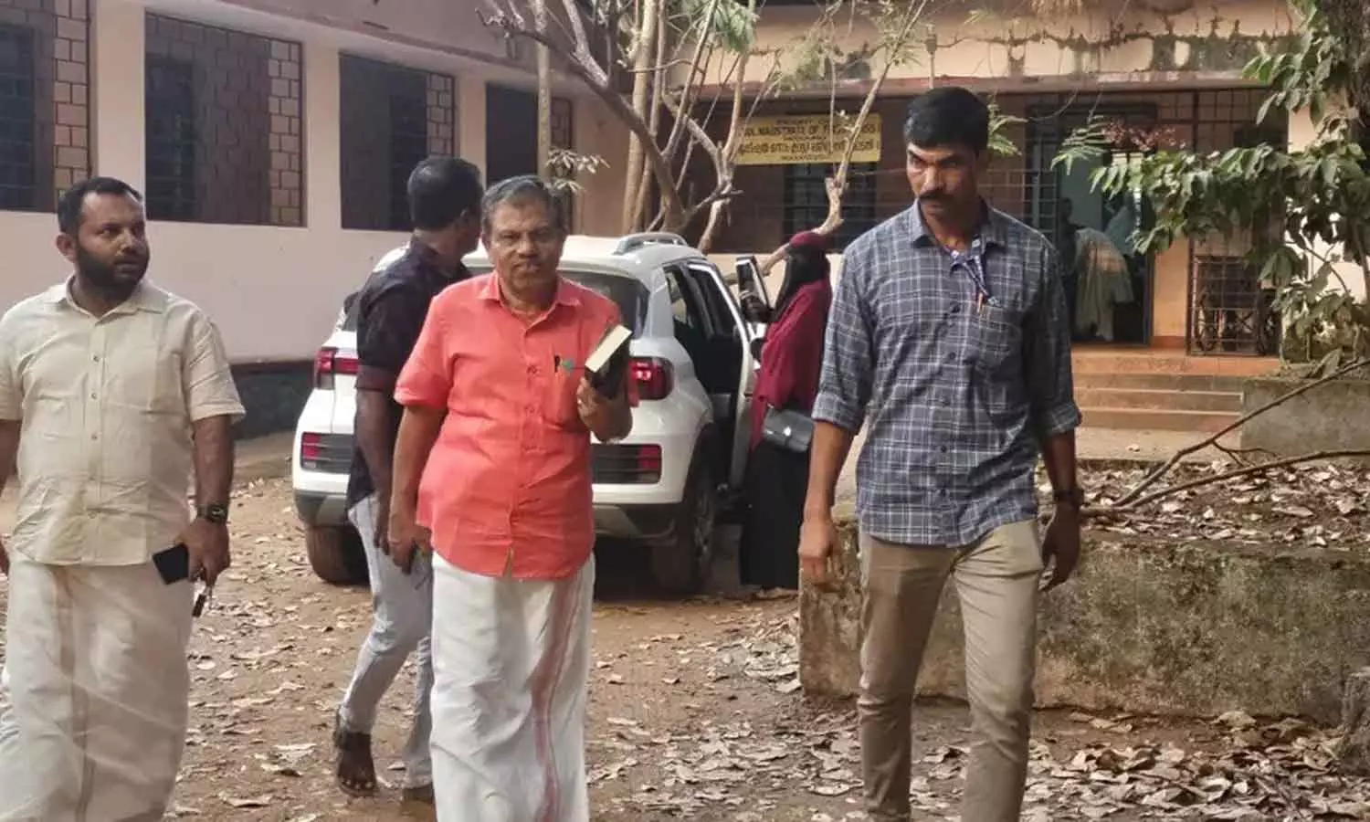 ഗോൾഡ് നിക്ഷേപത്തട്ടിപ്പ്: മുൻ എംഎൽഎ എം.സി ഖമറുദ്ദീൻ വീണ്ടും റിമാൻഡിൽ ഗോൾഡ് നിക്ഷേപത്തട്ടിപ്പ്: മുൻ എംഎൽഎ എം.സി ഖമറുദ്ദീൻ വീണ്ടും റിമാൻഡിൽ