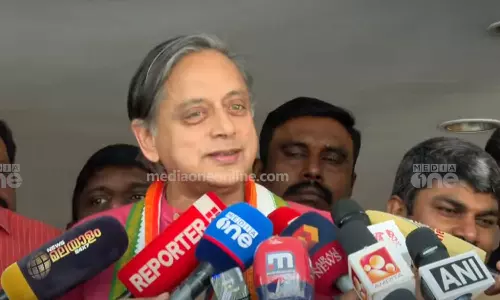 സർക്കാർ എന്ത് ചെയ്താലും തെറ്റെന്ന് പറയുന്നത് ശരിയല്ല, പ്രതിപക്ഷ നേതാവ് ലേഖനം വായിക്കട്ടെ: കേരളത്തിലെ വ്യവസായ മേഖലയെ പുകഴ്ത്തിയുള്ള നിലപാടിലുറച്ച് ശശി തരൂർ സർക്കാർ എന്ത് ചെയ്താലും തെറ്റെന്ന് പറയുന്നത് ശരിയല്ല, പ്രതിപക്ഷ നേതാവ് ലേഖനം വായിക്കട്ടെ: കേരളത്തിലെ വ്യവസായ മേഖലയെ പുകഴ്ത്തിയുള്ള നിലപാടിലുറച്ച് ശശി തരൂർ